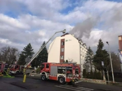 Płonie ZUS w Sztumie. Spod dachówek wydobywały się kłęby gęstego dymu