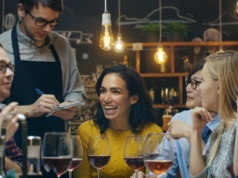 "Najważniejsza jest interakcja i indywidualne podejście”. Czego gość oczekuje od restauracji?