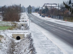 Rusociny z nowym chodnikiem, zatokami autobusowymi i oświetleniem. Zakończono prace drogowe