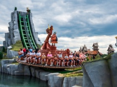 Budują w tym samym czasie dwa gigantyczne parki rozrywki. Będą identyczne