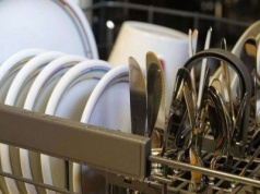 Zmywarka śmierdzi? Zastosuj płyn z domowej apteczki, a odór zniknie