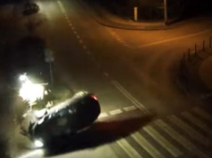 Szokujące sceny w Otyniu. Pijany 21-latek bez prawa jazdy koziołkował Hondą (FILM)