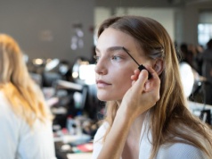 Takie brwi wciąż nosi wiele kobiet, ale w 2026 definitywnie wychodzą z mody. Jaki makijaż brwi jest dziś na czasie?