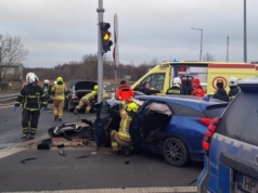 Poważne zderzenie trzech aut na DK7. Droga zablokowana