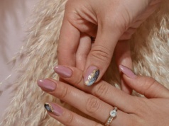 Ten manicure odmładza dłonie. Panie po 50. stawiają w sylwestra na "silver nails"
