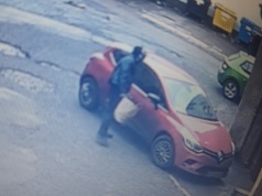 Policja poszukuje sprawcy kradzieży z samochodu przy ul. 1 Maja w Bielsku-Białej