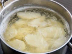 Nigdy nie sól ziemniaków w tym momencie. Będą się dłużej gotować i staną się mdłe