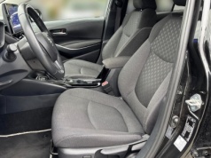 Dwuletnia Toyota Corolla za 107 900 zł w stanie jak nowa. Obok postawili „prawdziwą nówkę” i szukali różnic