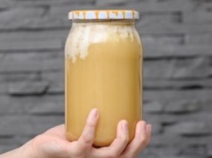 Taki osad na miodzie to bardzo ważny znak. Niewielu wie, co oznacza i czy można go bezpiecznie jeść