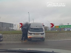 Kierujący Land Roverem zasłabł za kierownicą i zawisł na rondzie