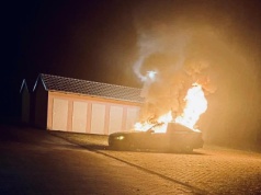 Najpierw wybili szyby, potem podpalili. Auto spłonęło pod blokiem