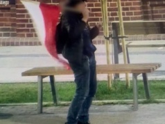 Ukradł flagę sprzed komendy i ruszył w miasto. Nagrały go kamery