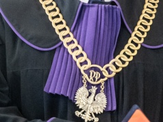 Zadał kuzynowi 240 ciosów nożem. Sąd umarza sprawę: to była „ostra reakcja na stres”