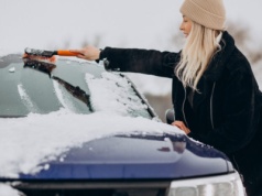 Rano odjedziesz bez skrobania – sprawdzone domowe triki na zamarznięte szyby!