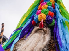 Brodacze znów na ulicach Sławatycz. Barwna tradycja żegnania starego roku przyciąga kolejne pokolenia