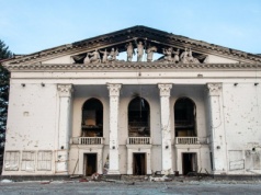 "Śpiew i taniec na kościach". Rosjanie odbudowali teatr w Mariupolu