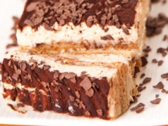 Ciasto sylwestrowe bez pieczenia gotowe w 15 minut! Zaskocz gości pysznym deserem na sylwestra