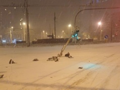 Trudne warunki do jazdy. Uszkodzone sygnalizatory, na obwodnicy Lublina samochód uderzył w bariery