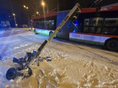 Trolejbus wpadł w poślizg. Uderzył w słup sygnalizacji świetlnej