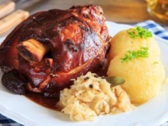 Pieczona golonka jest idealna na sylwestra. Zrób w ten sposób, a mięso będzie rozpływać się w ustach