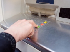 Nowy cennik wypłat z bankomatów w 2026. Zaklniemy przy wybieraniu gotówki