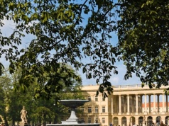 ​Od warszawskiej ikony do zbytkowej makiety. O Pałacu Saskim (i architekturze iluzji)