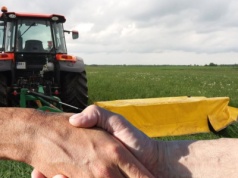 Umowa darowizny ciągnika/innych maszyn – na co zwrócić uwagę?