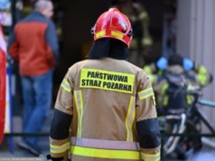 Hala ze stalowymi konstrukcjami w ogniu. Akcja strażaków w Kiełczewie