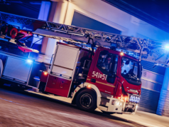 Była 5:06. Koszmar na oblodzonej drodze. Osobówka wbiła się w TIR-a. Nie żyje jedna osoba