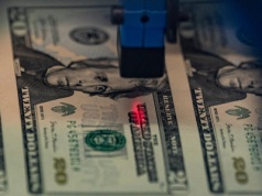 PIE: dolar pozostanie główną walutą międzynarodową