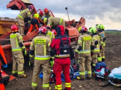Dramatyczny wypadek podczas zbioru cebuli. Rolnik trafił do szpitala śmigłowcem LPR