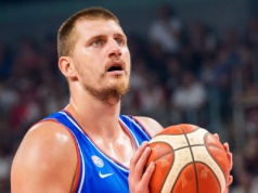 Nikola Jokić z Denver Nuggets doznał "bolesnej" kontuzji kolana po przegranej z Miami Heat