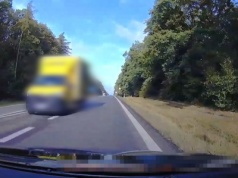 Niebezpieczne zdarzenie na DK17 w Łopienniku Podleśnym. Kierowca jechał pod prąd, zobacz wideo