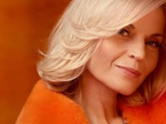 Małgorzata Foremniak w garniturze i piórach. Trudno oderwać wzrok