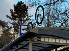 Nietypowy widok w Krakowie. Rower na dachu przystanku MPK