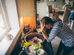Goście za chwilę, a w domu bałagan? Kluczowe są konkretne miejsca. Nie trzeba wiele