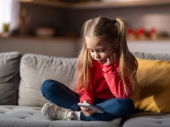40 proc. rodziców w Polsce robi poważny błąd w zarządzaniu kontaktami dzieci z technologią