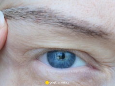 Ten krem unosi kontur oka i robi efekt liftingu górnej powieki. Przywraca oczom blask