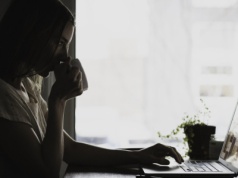 Sekretarz czy osoba sekretarska? PIP wyjaśnia, jak gminy mają szukać pracowników