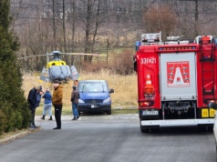 Interwencja śmigłowca LPR na ul. Miodowej. Mężczyzna spadł z dachu