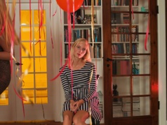 „Teoria niewidzialnego gościa” – psychologiczny trik dla introwertyków, który zwiększa pewność siebie w towarzystwie