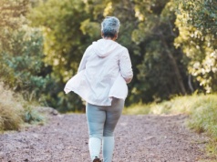 Nie obciąża stawów, pozwala schudnąć i poprawia nastrój. Spaceruj po japońsku