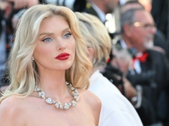 Elsa Hosk pochwaliła się świąteczną sesją. Marynarka z futerkiem to hit