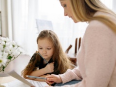 MEN przyznaje się do błędu w sprawie prac domowych. Nowacka mówi o "lekcji pokory"