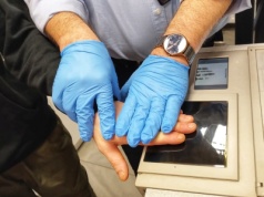 Zostawił ofiarę nieprzytomną na podłodze. Brutalny atak 38-latka w barze