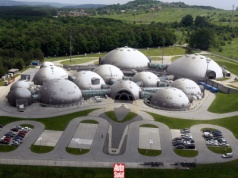 Każdy, kto jechał kiedyś autostradą A4, na pewno to widział. Co kryje się pod kilkunastoma kopułami?