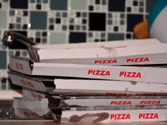 Gdzie wyrzucić karton po pizzy? Nawyk psuje recykling w całej Polsce