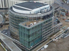 Opera Nova – szklana fasada rzuca się w oczy od strony Mostu Staromiejskiego