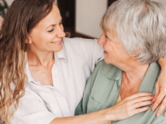 Państwo płaci za opiekę nad rodzicem. Ale takie gospodarstwo domowe wyklucza