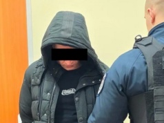 Ochota. Groził partnerce i jej dzieciom pozbawieniem życia. Kopał w drzwi, miał maczetę